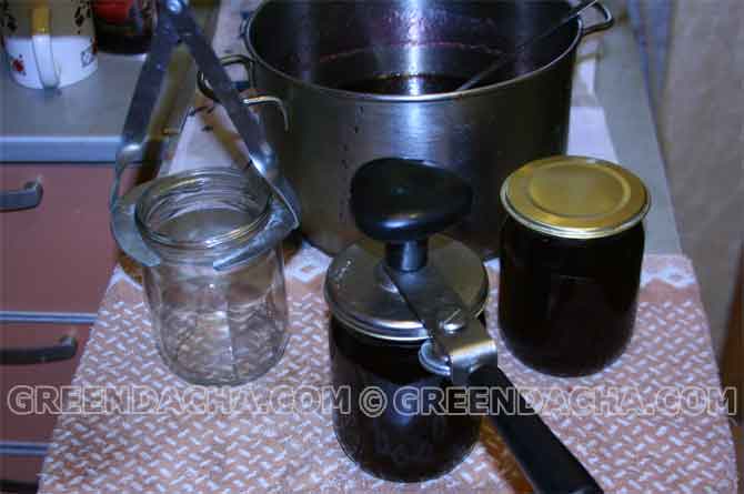 Закатываем банки с желе из красной смородины.