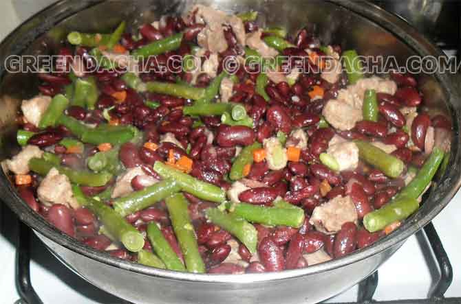 Добавляем отварную и стручковую фасоль.