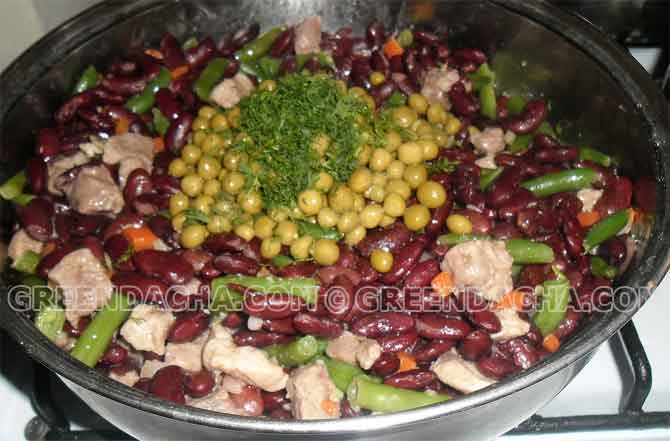 Добавляем горошек и зелень укропа.