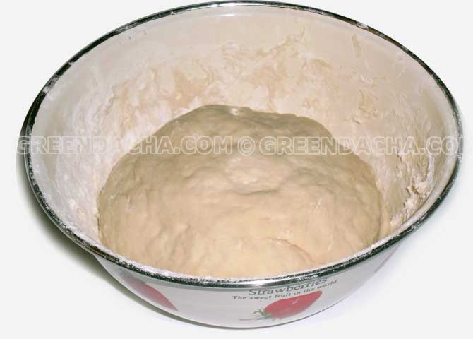 Замешиваем тесто для пиццы.