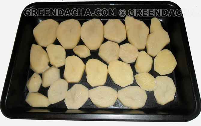 Картофель выкладываем на форму.