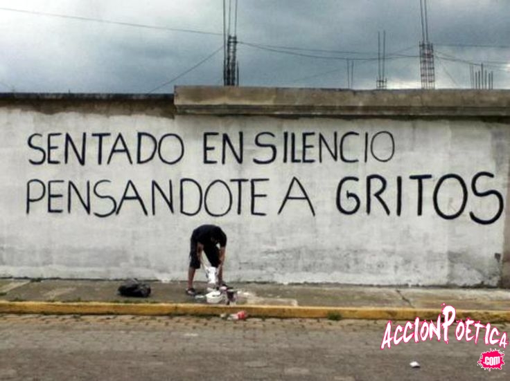 Sentado a tu lado, pensándote a gritos